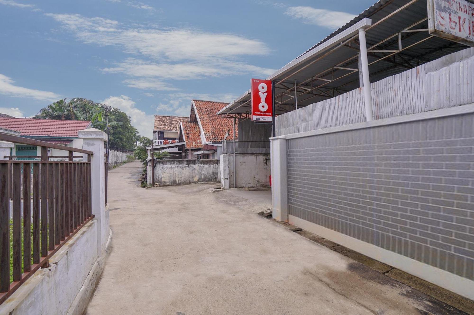 Super Oyo 1868 Penginapan Sekip Palembang Eksteriør billede